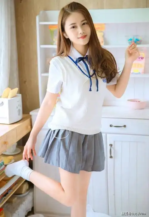 性感美女时尚写真:长发少女校花学生校服,清纯甜美清新可爱!
