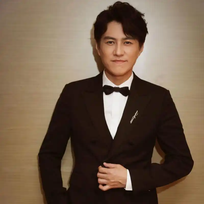 45岁靳东任煤矿文工团副团长!升至副厅级,成名副其实"老干部"