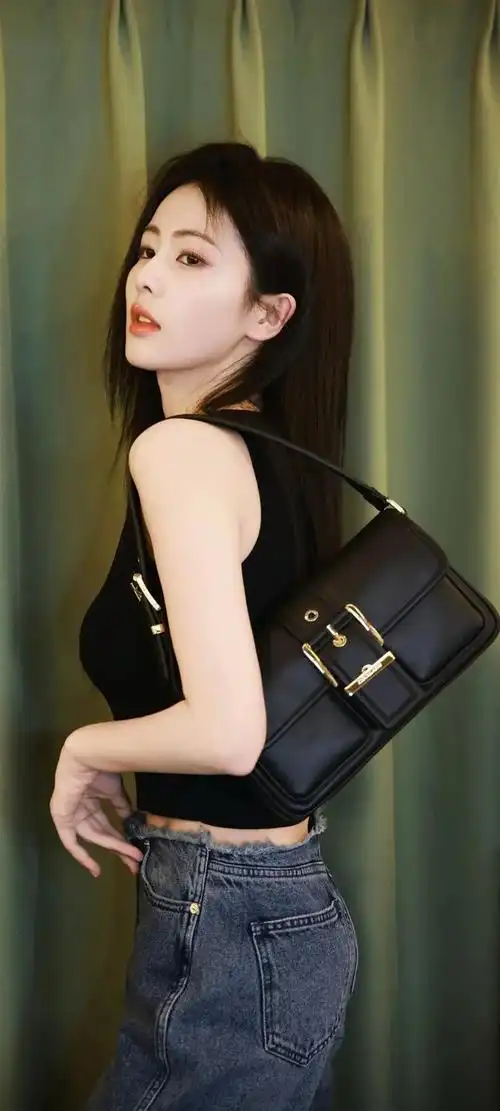 美女系列壁纸的第476期,优雅绽放的是清新脱俗的白鹿.