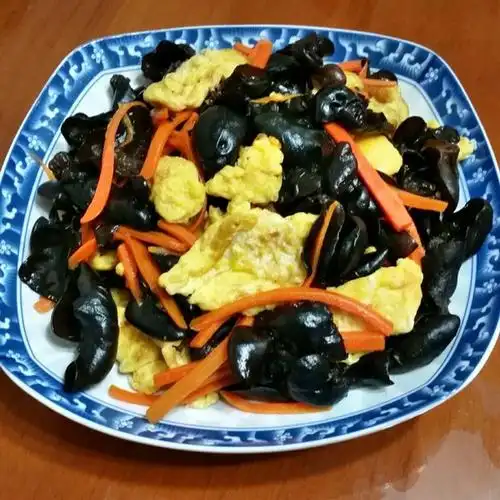 小马哥的哥哥做的胡萝卜木耳炒蛋
