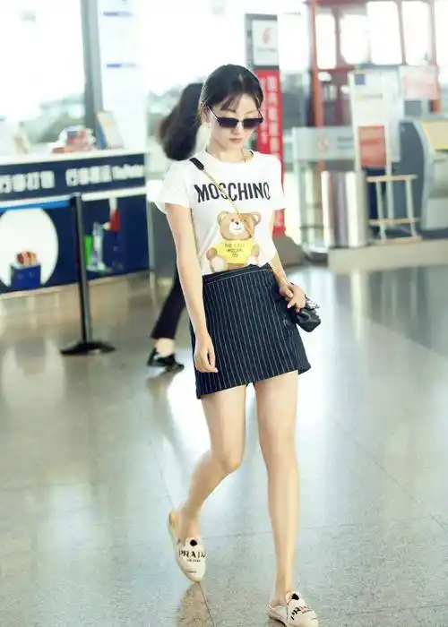 原创杨蓉好少女穿8厘米细高跟出镜配衬衫牛仔短裙清纯如校花