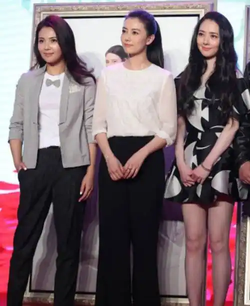 而高圆圆在和小6岁的卢靖姗同台时,两人的状态反而调了个,卢靖姗可能