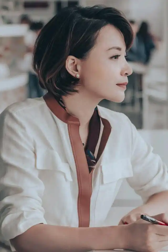 原创董卿气质太出色了,穿一袭棉麻白裙清雅脱俗,这样的女人味真惊艳