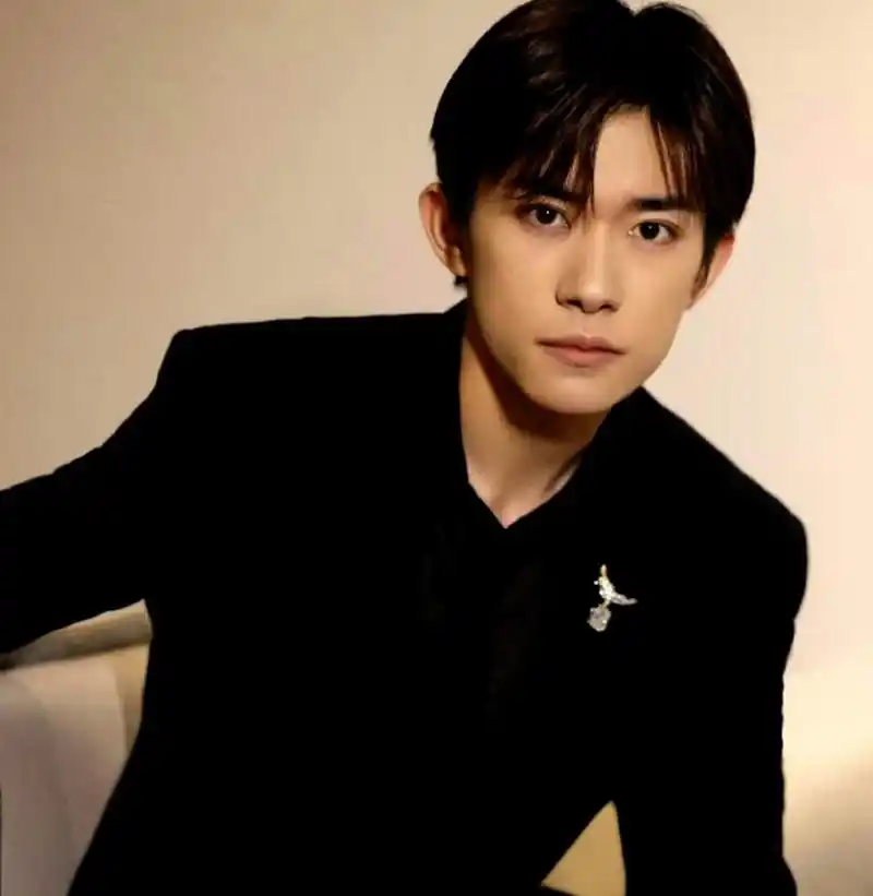 易烊千玺出席珠宝品牌活动,穿着黑色西装,沉稳大气,散发着强大的气场.