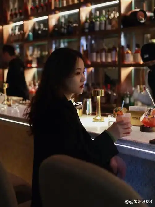 很多女生在酒吧喝酒时使用纸巾盖住杯子,主要是考虑到以下几个原因.