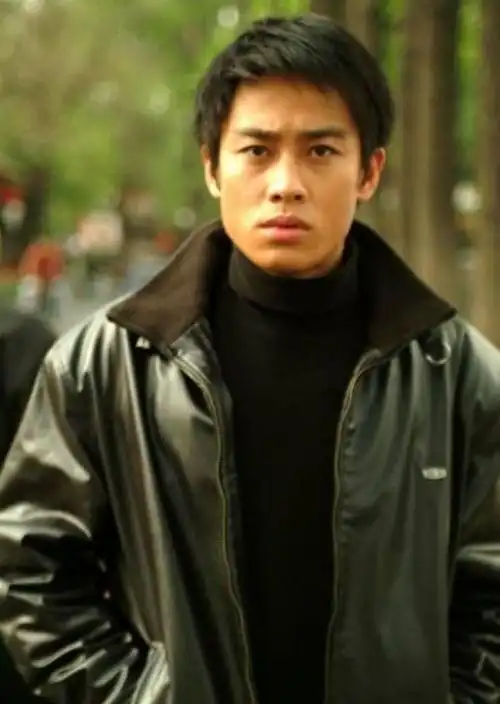 他从小就是校草,19岁登上荧屏,如今30多岁转型当导演_王小毅