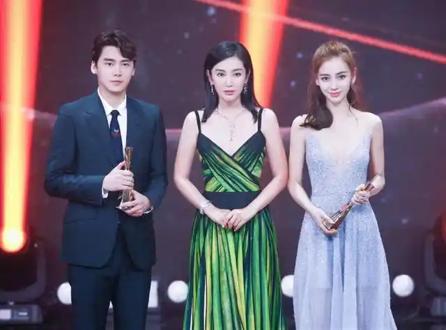 杨颖和迪丽热巴都很美,从坐姿我们看出她们不同气质和性格!