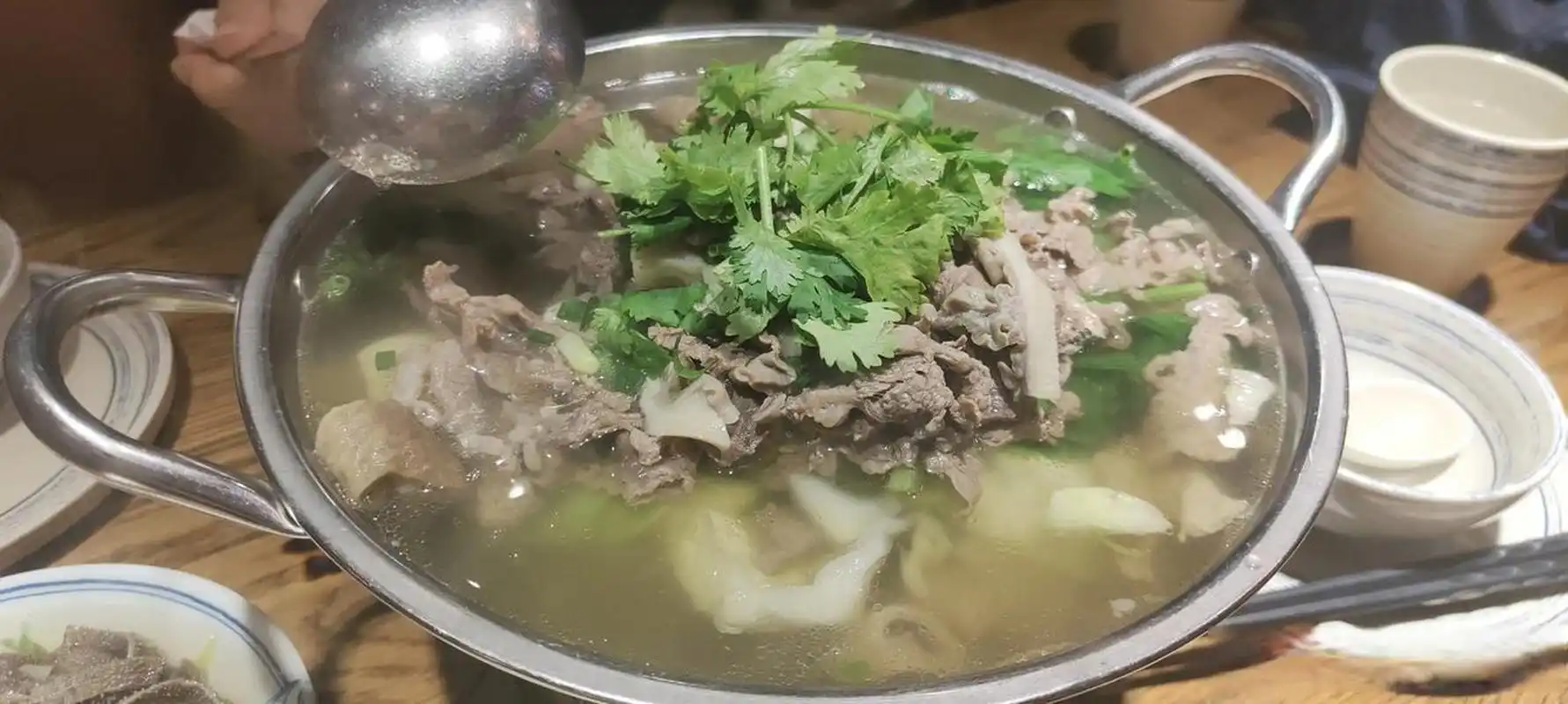 一张图记录夏日生活跷脚牛肉,空调房里吃火锅,是很不错的享受.