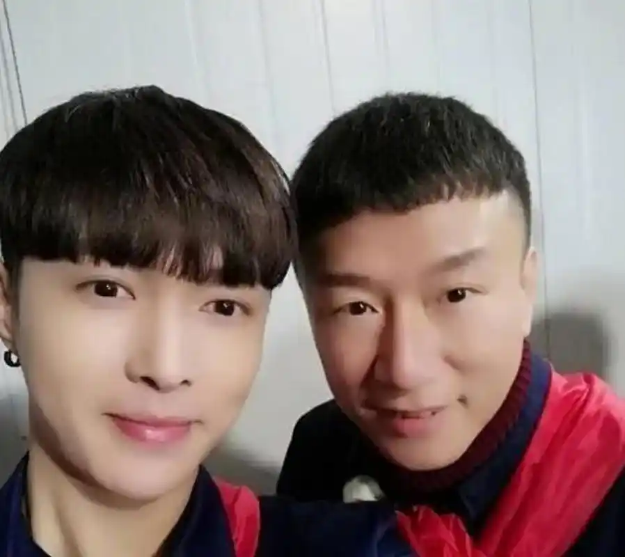 张艺兴连续10年为孙红雷庆生#  张艺兴十年如一日,为孙红雷庆生,这是