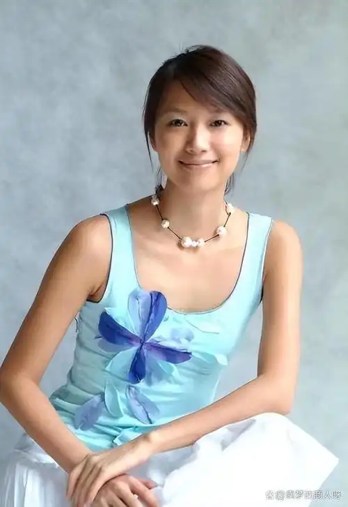 49岁徐静蕾近况曝光:高调晒泳池照,定居美国6年,吃成胖美人