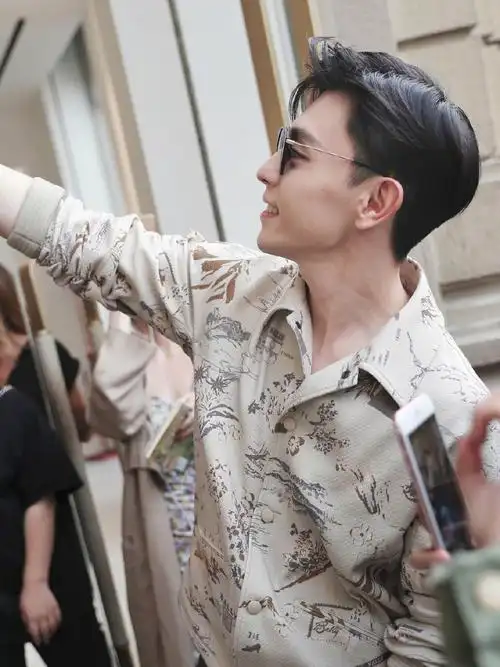 邓伦街拍印花外套搭配皮裤帅出新高度