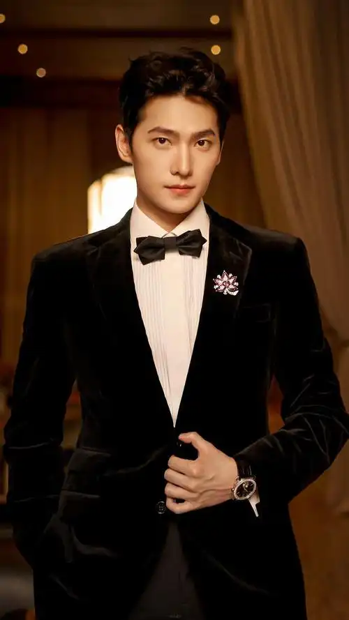 杨洋这组黑西装造型优雅高级,城堡中的王子既视感,帅的很具体啊|杨洋