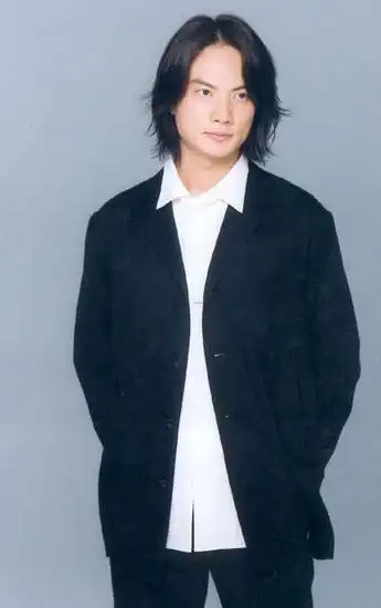 李泉微博晒出长发旧照:长发飘逸,气质独特,十分具有文艺男神风范