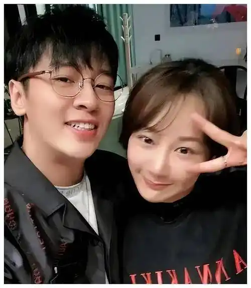 杨紫大学同学结婚,张一山担任伴郎,戴眼镜封印颜值不抢新郎风头_婚礼