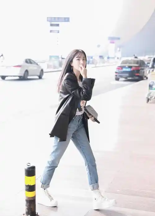 原创李菲儿私服出街皮衣搭白鞋这次的柯基臀姐姐帅的好迷人