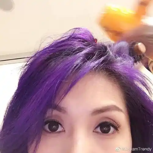 想让明星半永久的发色#杨千嬅 丨 这个紫发最让人动心看到这个话题