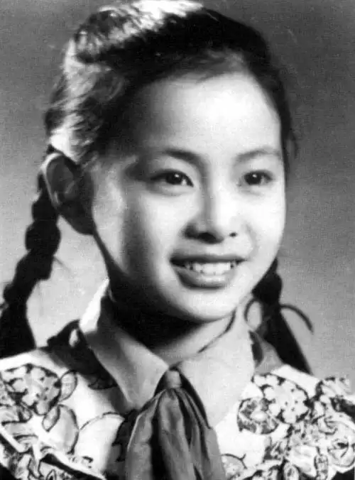 吕大渝(下图)是剧组里最好看的女孩子,1960年进入北京电视台(中央电视