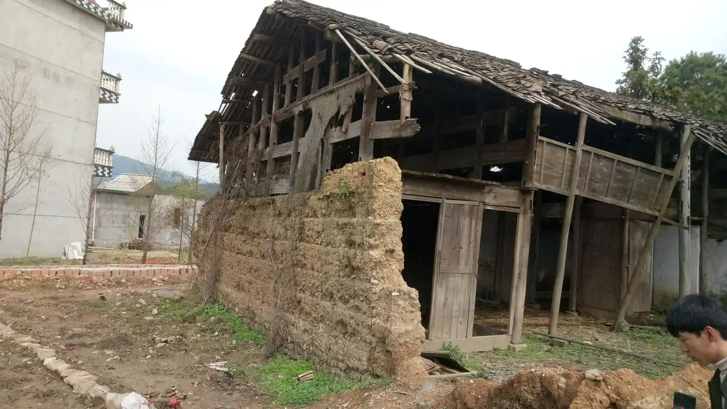 农村老房子,陪伴了三代人,现在已经破烂的不能再住人了
