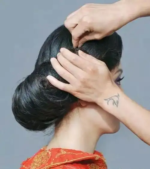 民国风旗袍盘发教程 展现出民国韵味的名媛风格