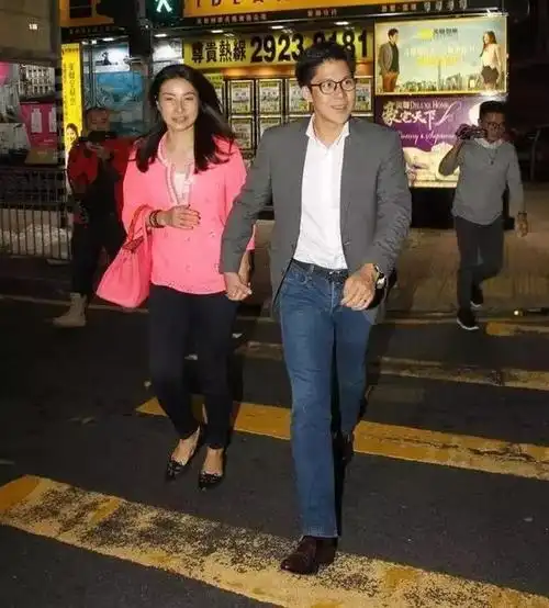 郭晶晶和朱玲玲罕见同框一袭红裙尽显高贵低调让出c位给婆婆