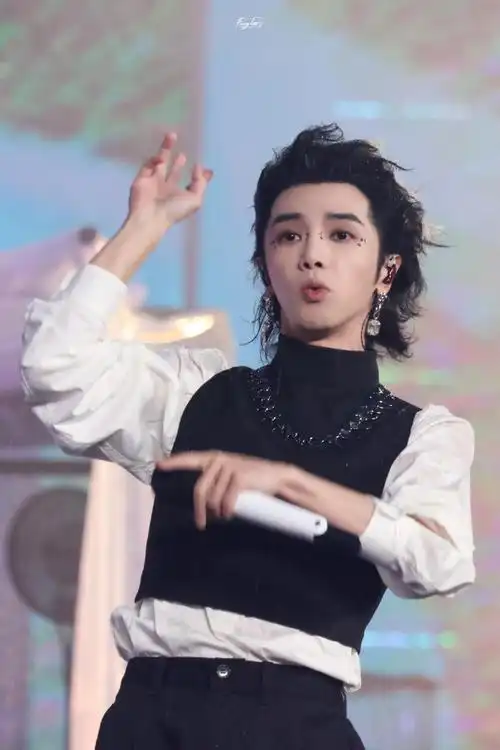 2023华晨宇火星演唱会#花花宝宝嘟嘴就是要小火星人亲亲的嘛[害羞]