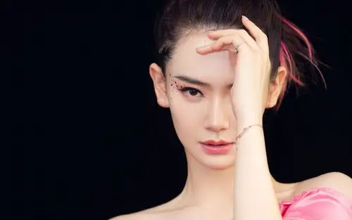 戚薇桃花妆性感高清桌面壁纸