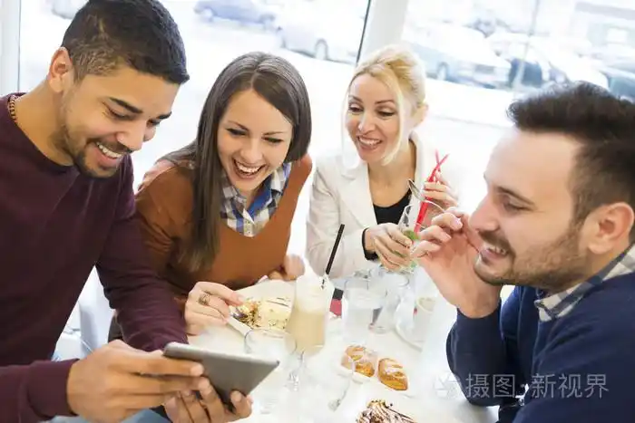 快乐的年轻人在一家咖啡馆,开心吃蛋糕