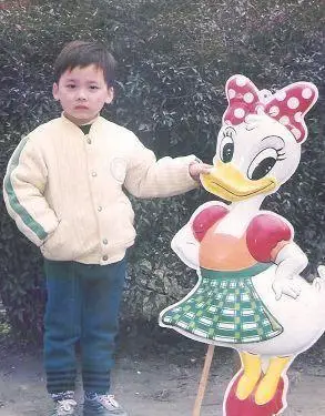 [李易峰][新闻]210601 李易峰童年照赏析时间 祝大家六一快乐永葆童真