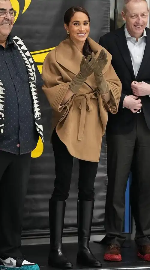 在比弗利山庄闪耀亮相,驼色大衣配甩腿裤超霸气_哈里_王室_黑色