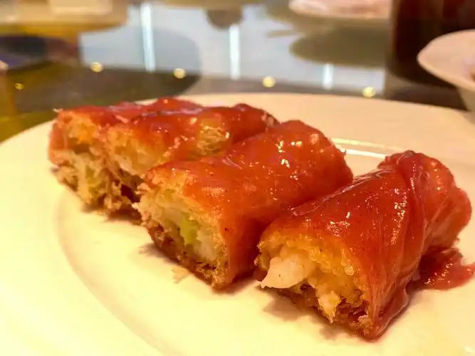 广东早茶点心少不了榴莲酥虾饺肠粉凤爪流沙包咸水角等等