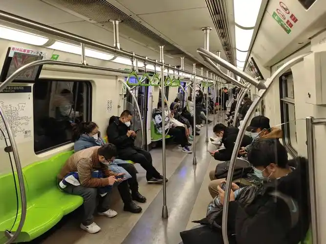 今早北京地铁多线路加开临客,车厢拥挤度有所缓解