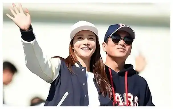 玄彬孙艺珍同框观球赛谁的幸福和颜值更抢眼