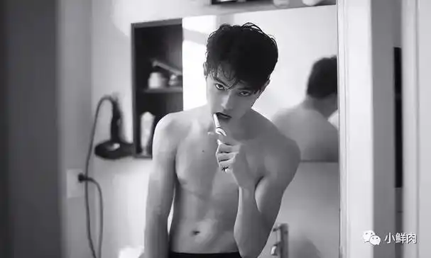 许凯晒腹肌人鱼线照,网友直呼:这身材也太可了!