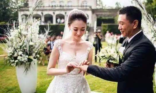 如今的李小冉嫁给了比自己大四岁的徐佳宁,婚后还生下一对龙凤胎,一家