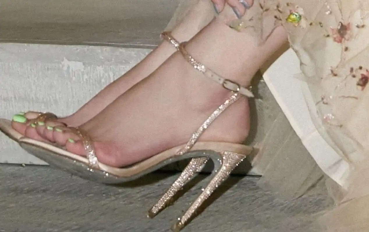 祝绪丹的凉鞋与玉足,如同自然的杰作,完美而美丽,令人心醉神迷.