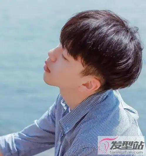 男生帅气蘑菇头发型这样剪呆萌时髦显脸小