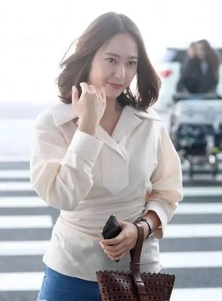 组图:女神也不能发胖!郑秀晶现身仁川机场走形身材被吐槽