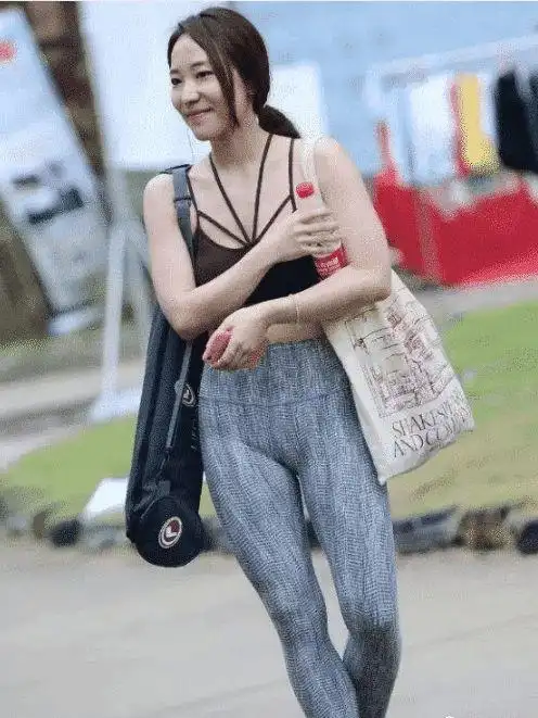 穿这么紧的瑜伽裤出街,"三角街"都勒出肉肉了,辣妈很优秀