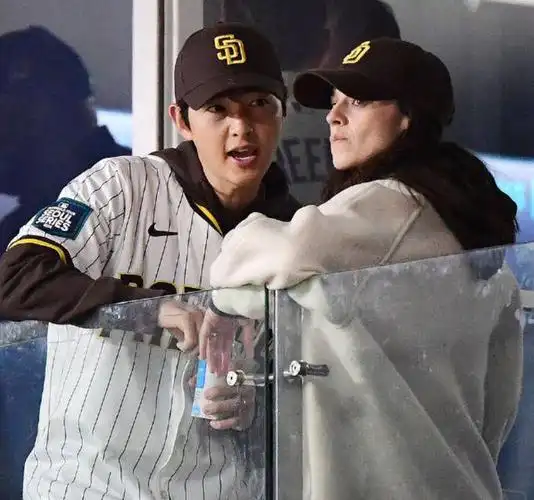 宋仲基和妻子看棒球赛39岁凯蒂产后沧桑不少