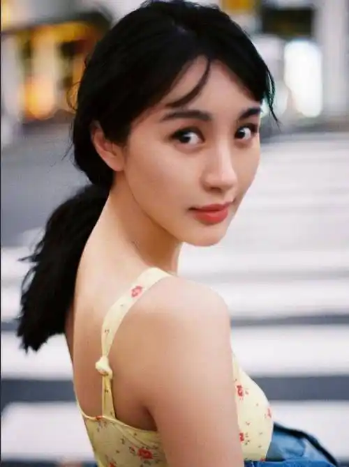 跟黄晓明分手,开启"野蛮式长开",今小日子过得越来越有滋有味_李菲儿