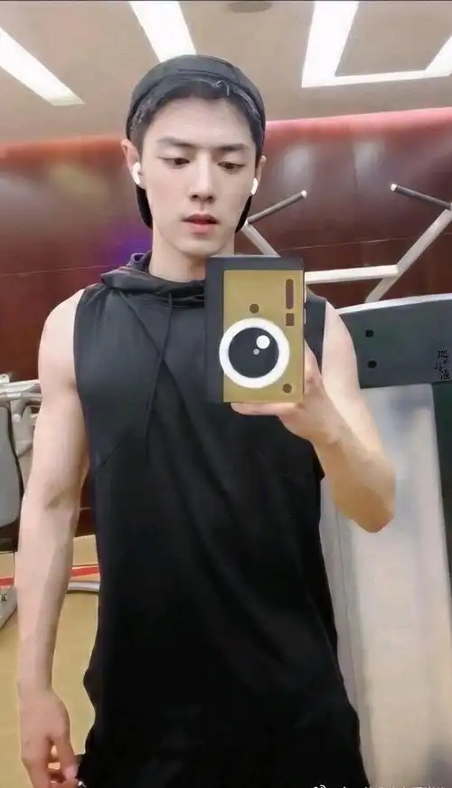 肖战可是一米八多的壮汉子,不敢说他肌肉发达但身体也算结实,雄厚有力