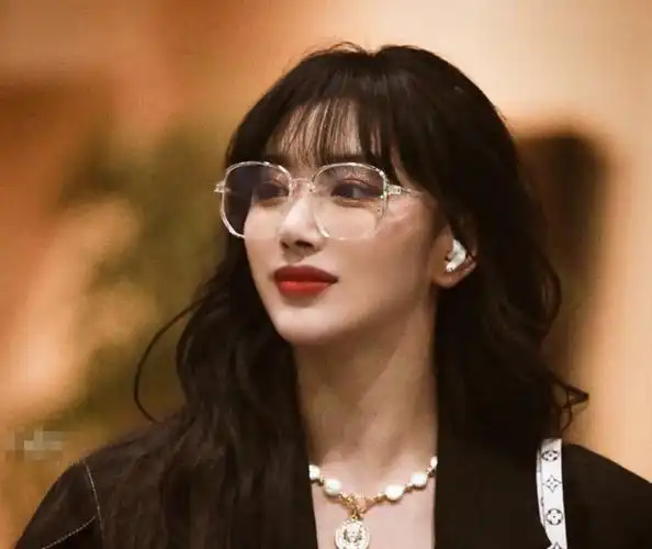 孔雪儿又换了新发型!"铁刘海"掀开后,这颜值我没看错吧?