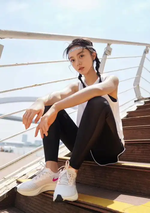 以前赵今麦出镜的时候,很多网友都吐槽她的腿有点粗,被称为"多肉腿"