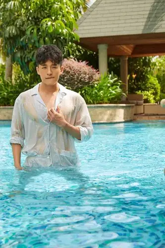 孙艺洲初秋清新生日写真高清帅气图片