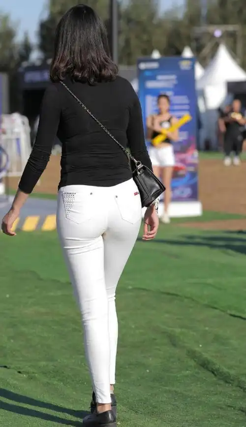 辣妈这裤子太紧了,有点难以恭维吧?