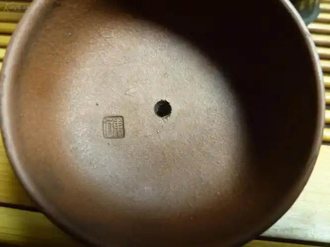 清制壶名家王(东石)精品紫砂壶,壶盖刻有"东石"两字,底款为"阳羡王