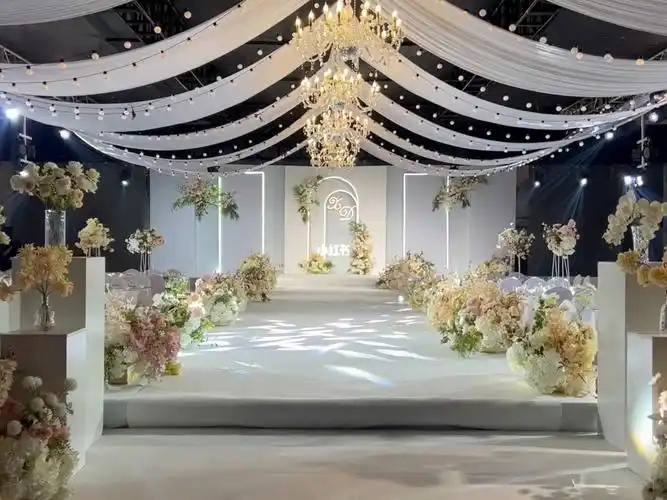 简约干净大气又温馨的婚礼布置[玫瑰r][玫瑰r]全场仿真花的设计一样