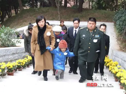 毛岸青与邵华骨灰归故里与母杨开慧之墓毗邻