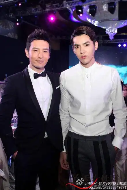 男星合影拼颜值拼身高岳云鹏搞笑李易峰身高不足