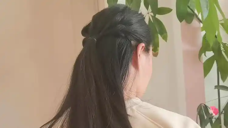 这才是中年女人最实用的扎发,简单随意又接地气,利落又显年轻